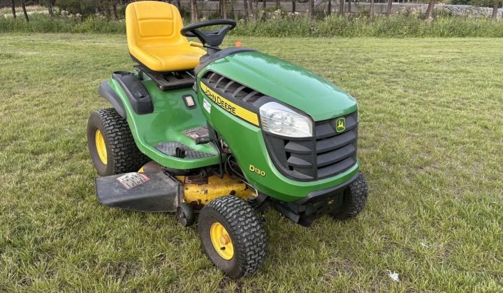 Tracteur A Pelouse John Deere D130